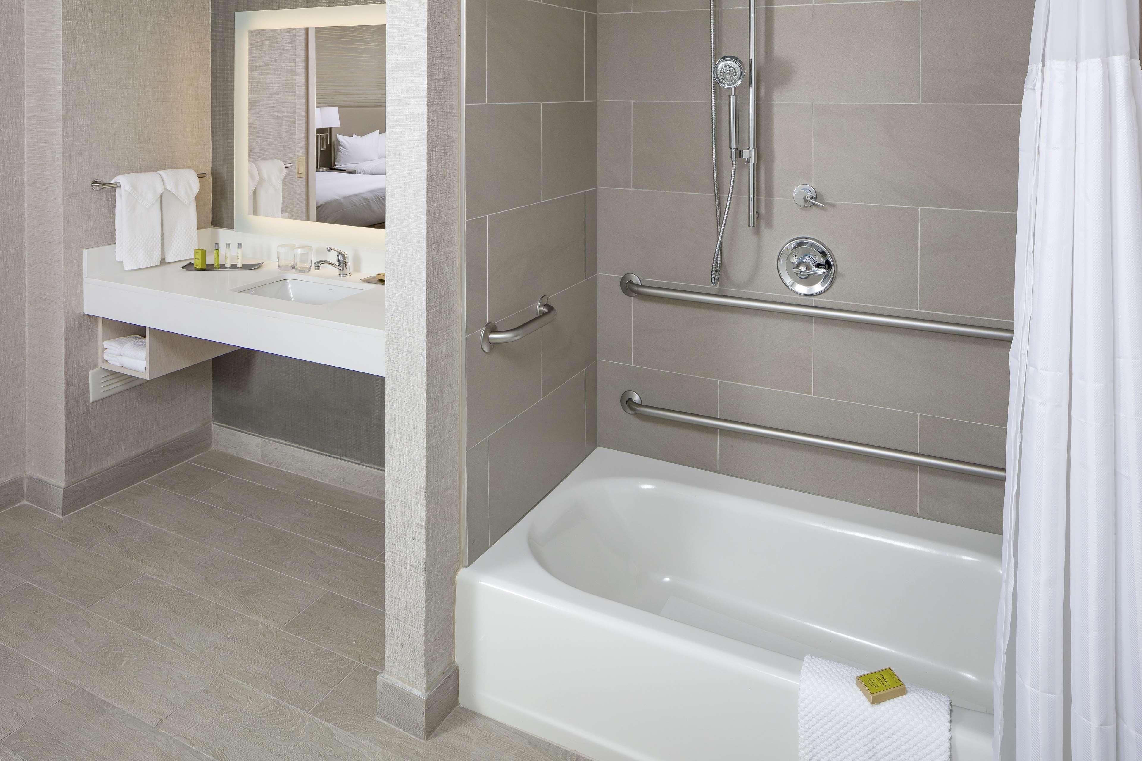 Doubletree By Hilton Boston Logan Airport Chelsea Ξενοδοχείο Εξωτερικό φωτογραφία