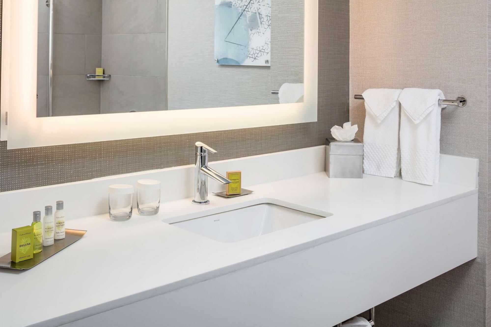 Doubletree By Hilton Boston Logan Airport Chelsea Ξενοδοχείο Εξωτερικό φωτογραφία